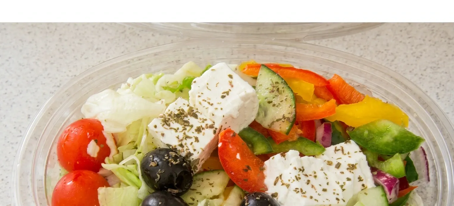 Frisse salade met tomaat, komkommer, paprika, olijven en verse kaas